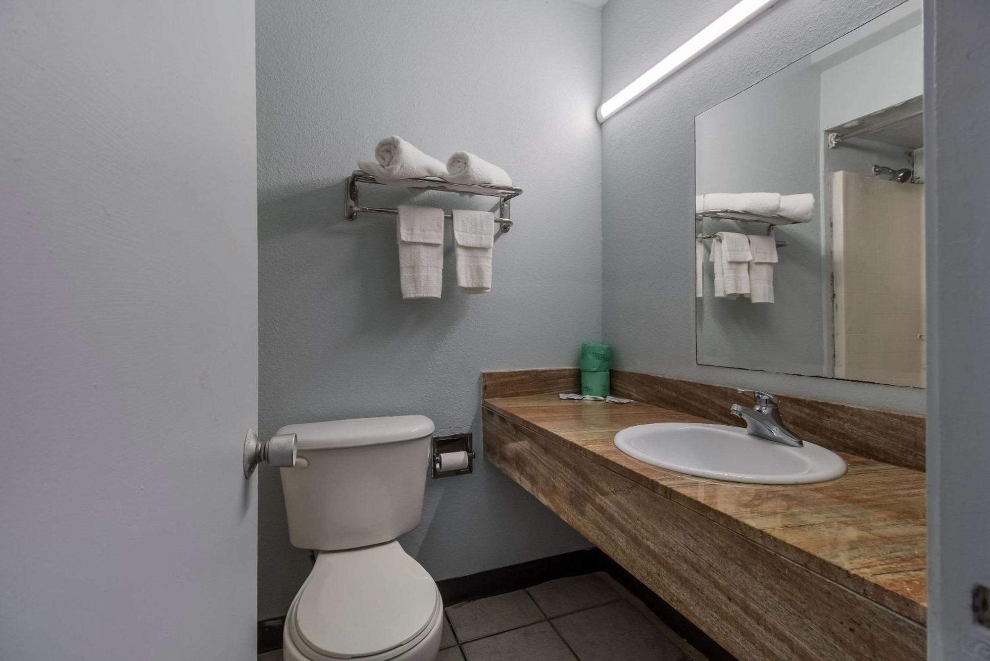 Rodeway Inn Conference Center Бомонт Экстерьер фото