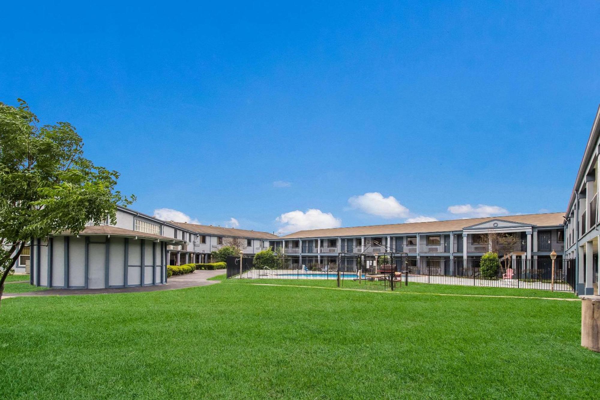 Rodeway Inn Conference Center Бомонт Экстерьер фото