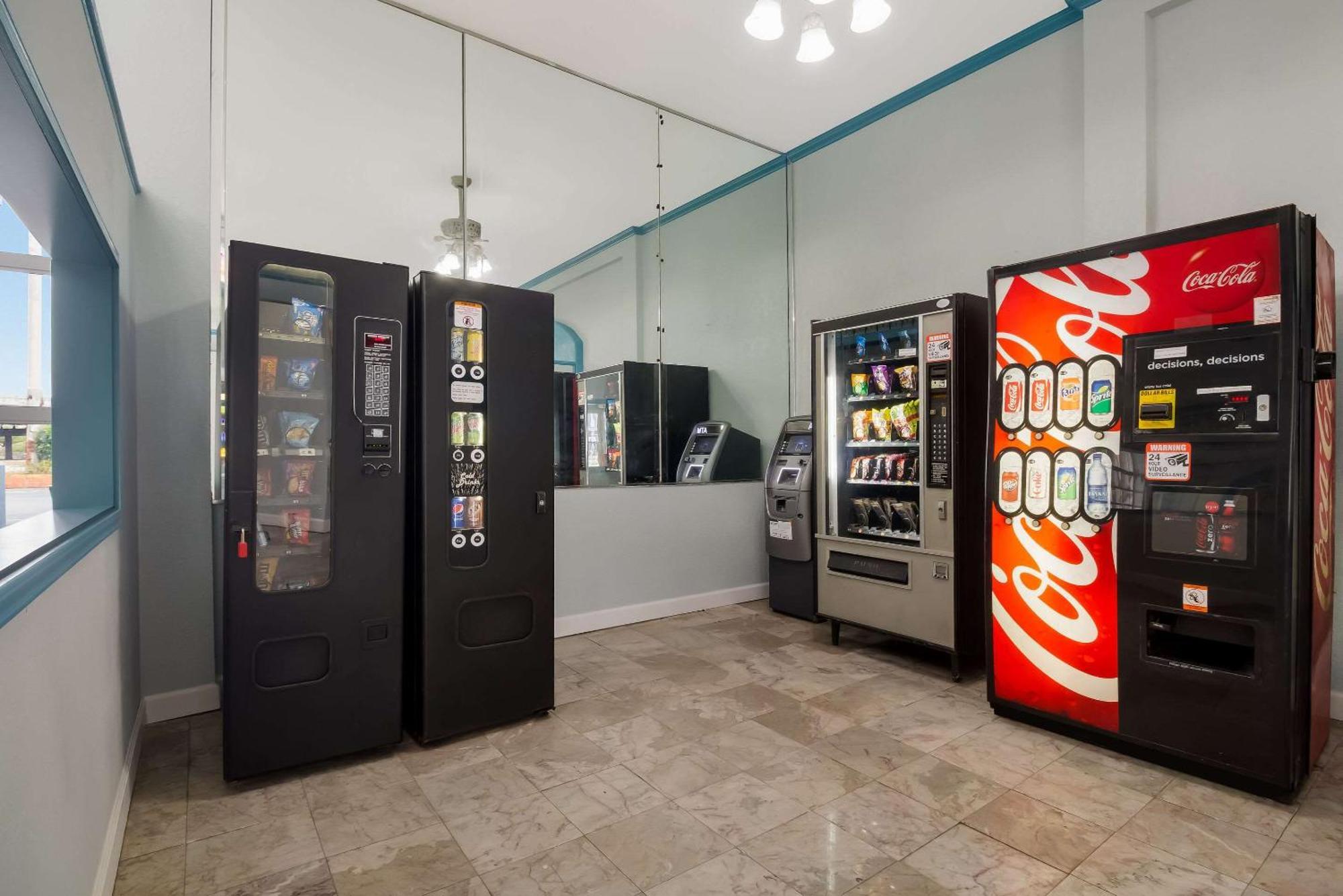 Rodeway Inn Conference Center Бомонт Экстерьер фото