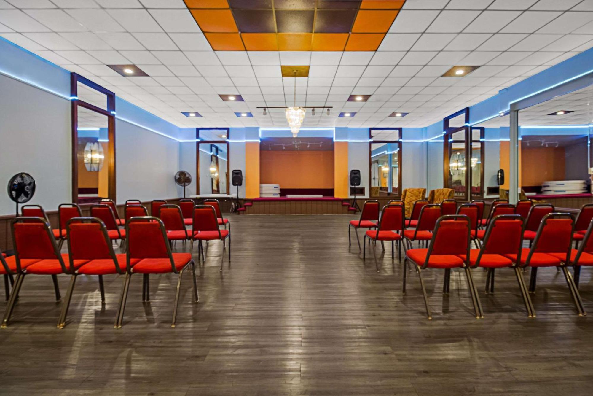 Rodeway Inn Conference Center Бомонт Экстерьер фото