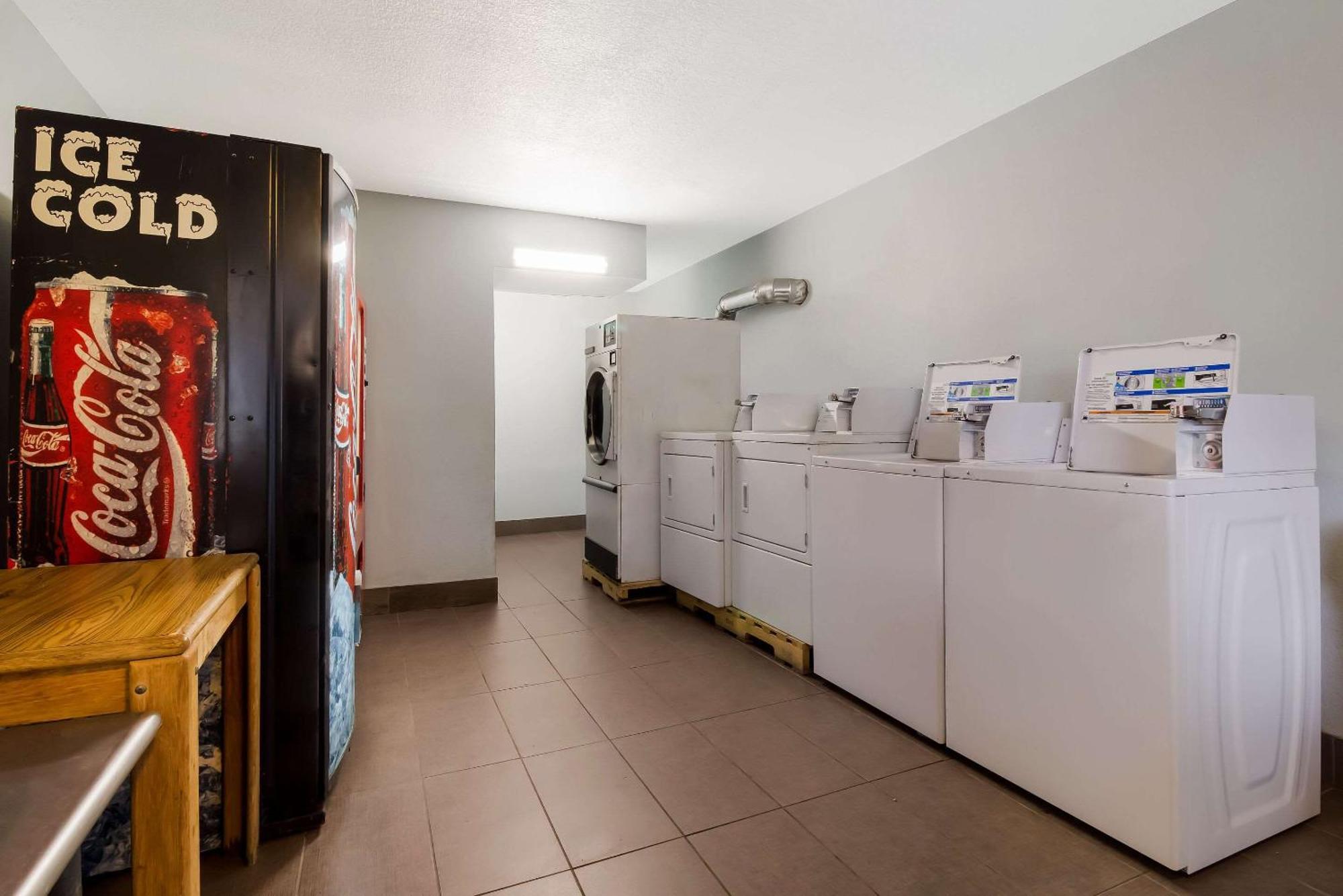 Rodeway Inn Conference Center Бомонт Экстерьер фото