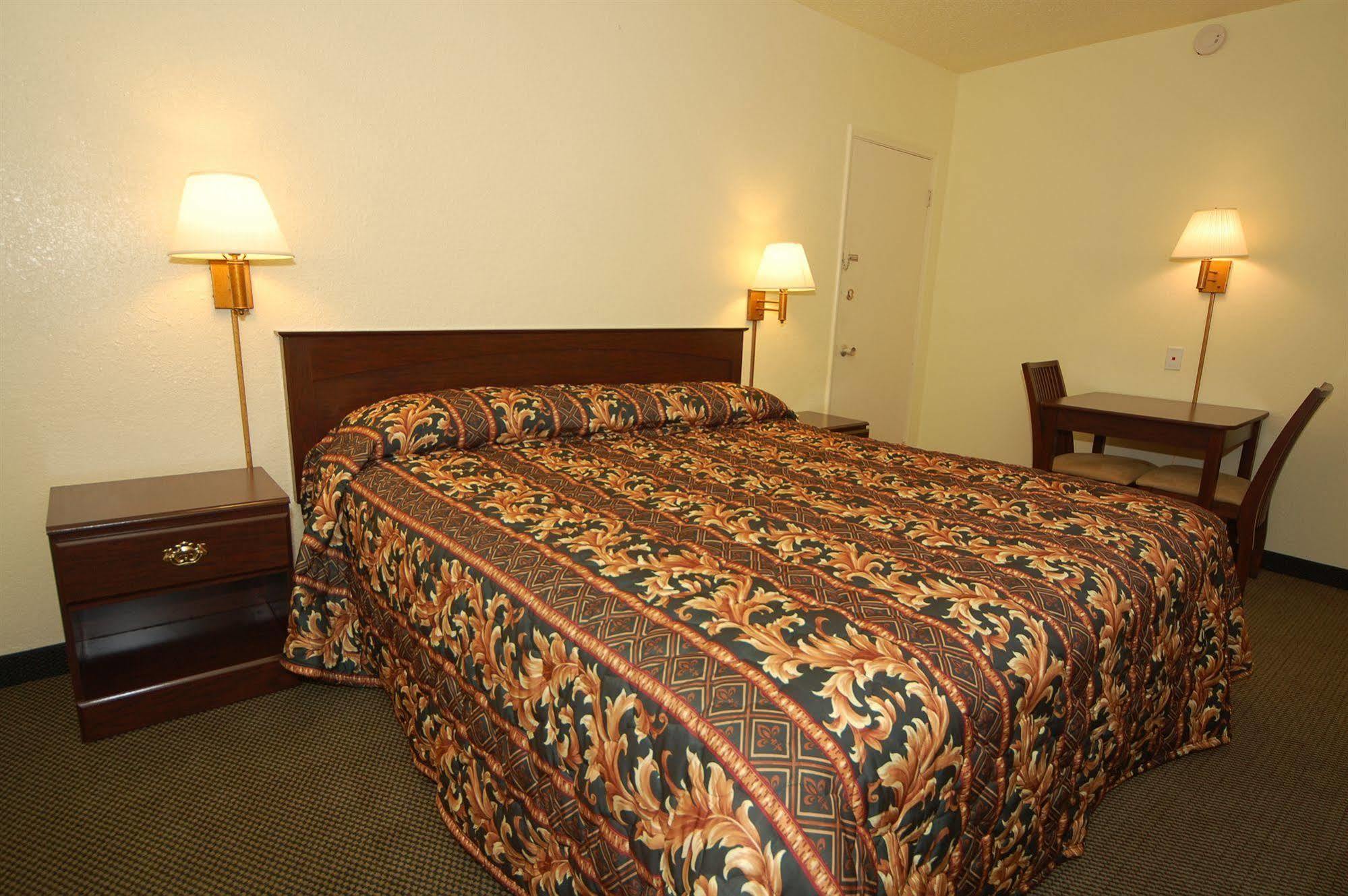 Rodeway Inn Conference Center Бомонт Экстерьер фото
